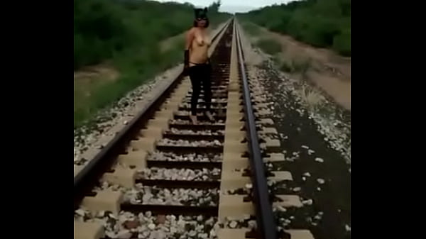 Caminando con las tetas al aire en público