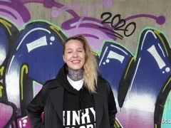 Deutsches Tattooluder vor der Graffitiwand abgeschleppt