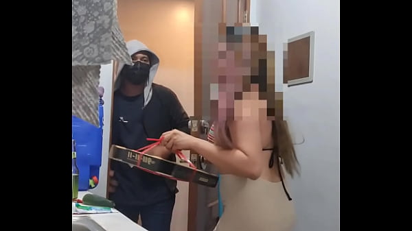 Mommy, another pizza delivery guy didn’t expect me to offer my pussy instead of paying – Pinay Lovers Ph