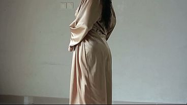 CEWEK TOBRUT INDO PAKAI JUBAH SATIN SEXY SAMBIL COLMEK