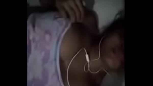 Enseña las tetas en directo