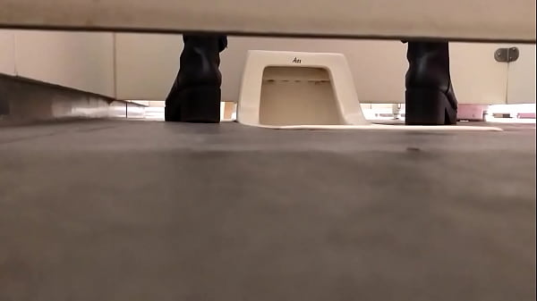 Taiwan girl pee