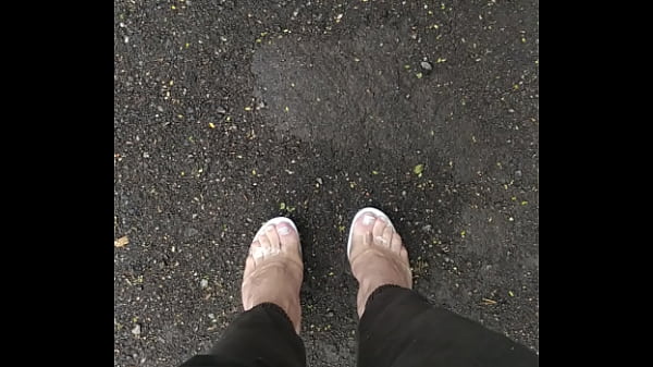 Andando de tamanco acrílico em publico