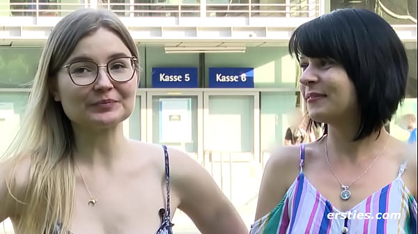 Ersties: Deutsche lässt sich Muschi und Po von Freundin verwöhnen